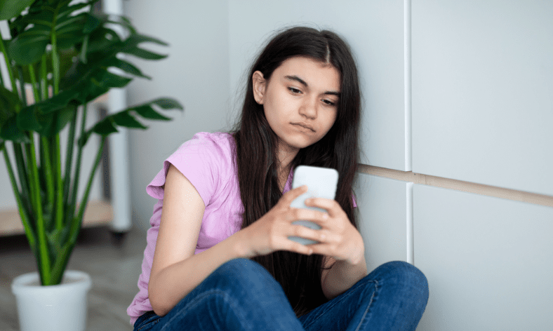 Chica joven utilizando su teléfono móvil