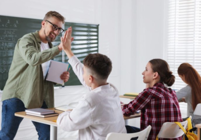 Profesor de secundaria con su alumnado