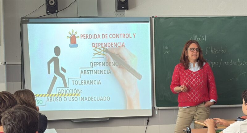 Jovenes con ordenadores portátiles