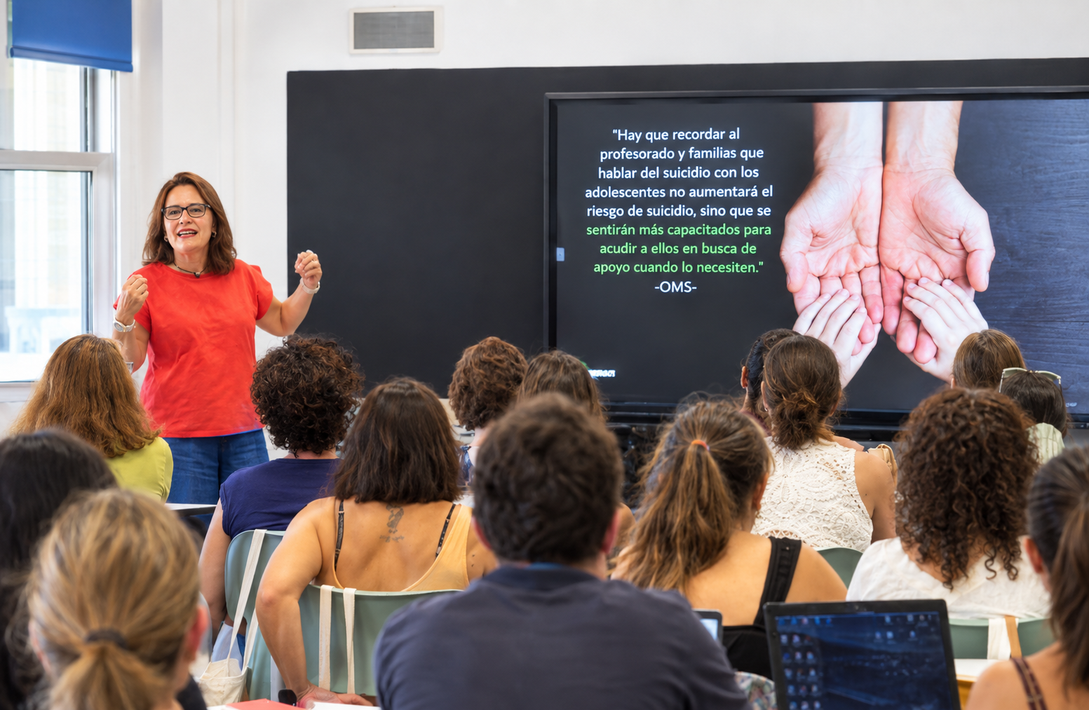 Profesora impartiendo clase a su alumnado
