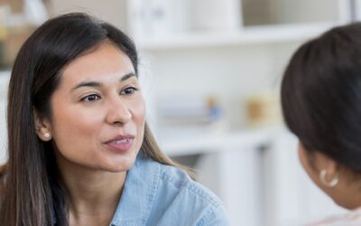Cómo hablar con un adolescente que se autolesiona: 3 claves para profesorado y familias